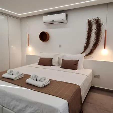 Phaedrus Living Venus Seaview Lighthouse פאפוס
